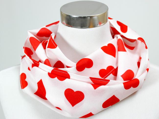 Loop Schal in Weiß mit roten Herzen